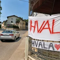 FOTO+VIDEO: Ogenj na Krasu nadaljuje svoj uničujoči pohod. V zaledju Renč evakuacija le za sedem krajev.