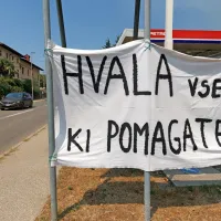 FOTO+VIDEO: Ogenj na Krasu nadaljuje svoj uničujoči pohod. V zaledju Renč evakuacija le za sedem krajev.