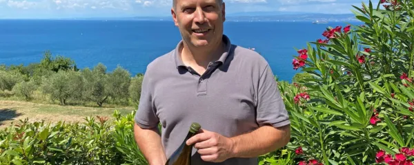David Bratož, izvoznik slovenskih, zlasti primorskih vin v Južno 
Korejo.
