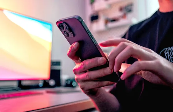 Ko se  povezujete na internet, izberite znano omrežje (hotel, kamp, muzej, restavracija itd.), ki je po navadi tudi zaščiteno 
z geslom.