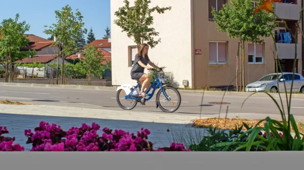 Za raziskovanje Krasa in Brkinov je na voljo 29 električnih in šest 
navadnih koles.