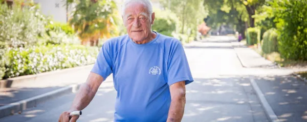 Gradil je kočo pri Krnskih jezerih