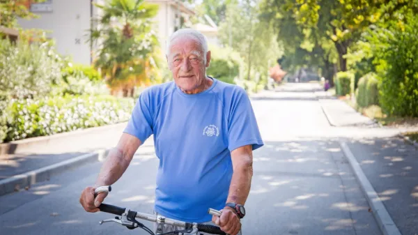 Gradil je kočo pri Krnskih jezerih