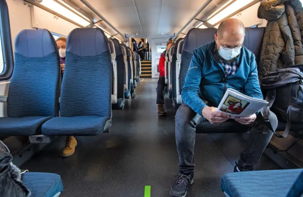 Posvetovalna skupina splošni populaciji priporoča nošenje zaščitne maske v vseh zaprtih javnih prostorih, od javnega prevoza do 
nakupovalnih središč. 