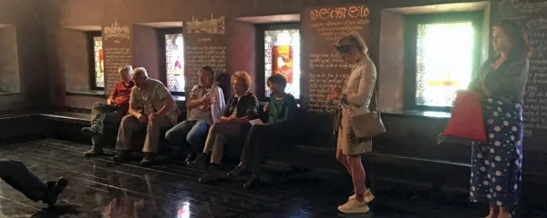 Notranjost spominske sobe krasijo vitražna okna, ki prikazujejo 
Trubarjevo življenjsko pot in dogodke tistih časov.