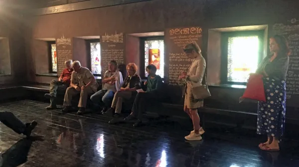 Notranjost spominske sobe krasijo vitražna okna, ki prikazujejo 
Trubarjevo življenjsko pot in dogodke tistih časov.