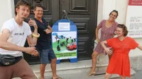 Matija Solce (levo), vodja mednarodnega orkestra Etno Histeria in  
festivala Plavajoči grad z  glasbeniki, tudi člani orkestra, Fergusom 
Mc Kayem, Gaio Miato in Hannah James, ki bo nastopila že 
danes.   