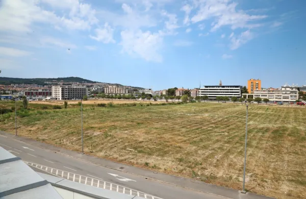 Aco Kabanica ima v lasti celotno zemljišče v smeri proti soseski 
Koprska vrata (na fotografiji levo), Pro - Rem v likvidaciji pa tista 
desno, v smeri proti objektu Barka.  