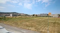 Aco Kabanica ima v lasti celotno zemljišče v smeri proti soseski 
Koprska vrata (na fotografiji levo), Pro - Rem v likvidaciji pa tista 
desno, v smeri proti objektu Barka.  