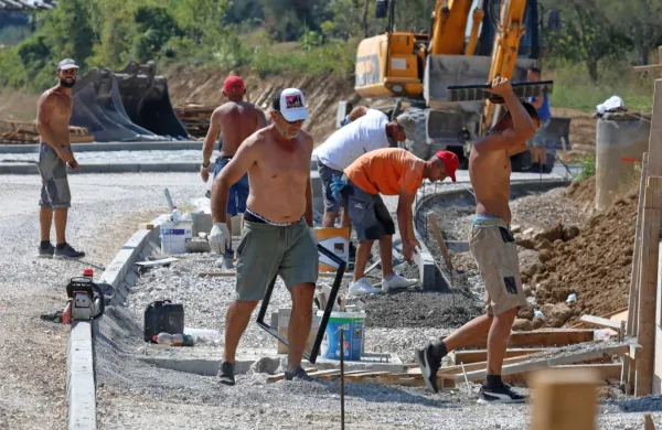 Med tistimi, ki se dobesedno potijo v “službi”, so gradbeniki, saj 
delajo na prostem, pogosto na polnem soncu.  