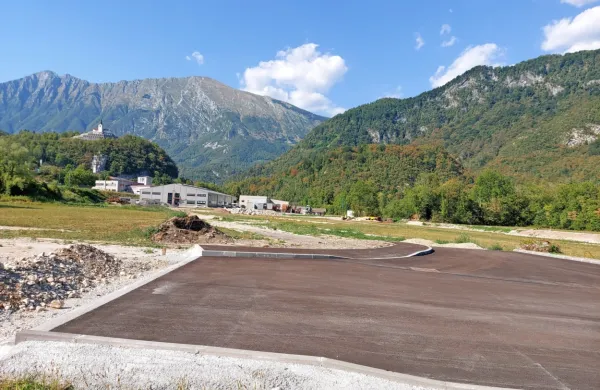 Rebalans bi omogočil gradnjo trafo postaje v skoraj končani obrtni 
coni, poudarja župan. Del svetnikov se čudi, da župan kar sam 
govori o ceni zemljišč, ne da bi o njej odločal občinski svet.  