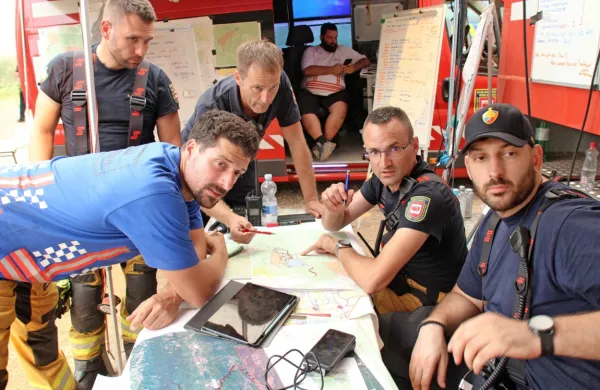 Poklicni in prostovoljni gasilci so vodili štab v Kostanjevici.