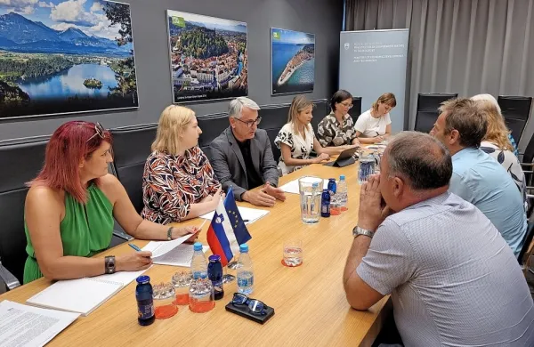   Gospodarski minister Matjaž Han (tretji z leve) razume argumente bovške občine in zagotavlja vso podporo Kaninu (prvi 
z desne Danijel Krivec, ob njem Valter Mlekuž). 