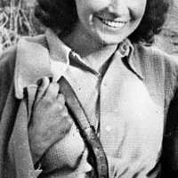  Malina Schmidt Snoj je knjigo 
posvetila slavni materi Marti 
Paulin Schmidt - Brini, plesni 
umetnici in partizanki.