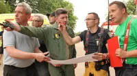 Vendramin (drugi z desne) z zemljevidom v rokah vojaškim pilotom kaže, kje potrebuje pomoč iz zraka.