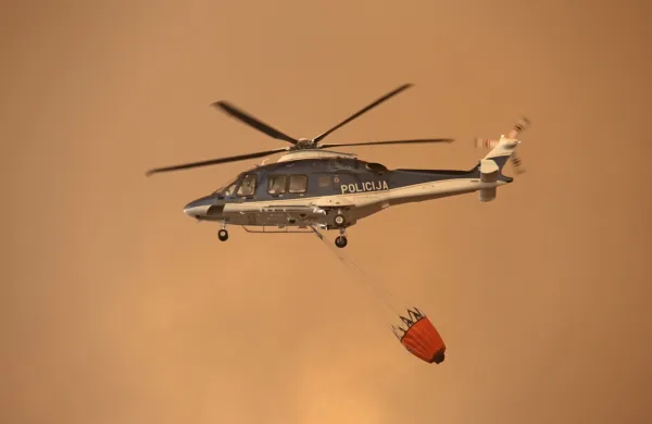 Policijska helikopterja za gašenje sta izvedla 699 odmetov vode na 
požarišče in  skupno odvrgla 551.400 litrov vode.