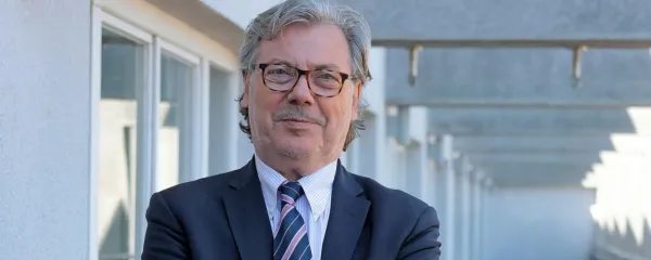 Vojko Volk, izkušeni diplomat, je svetovalec slovenskega premierja Roberta Goloba za zunanjo politiko.