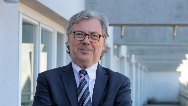 Vojko Volk, izkušeni diplomat, je svetovalec slovenskega premierja Roberta Goloba za zunanjo politiko.