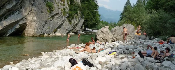 Nadiža je v primerjavi z ostalima dvema rekama v Posočju, Sočo in Idrijco, v poletnem času najbolj vabljiva za kopanje s prijazno temperaturo vode, pozimi pa zna pokazati tudi svoj hudourniški značaj.  