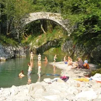 Eno lepših kopališč je v koritih pri Napoleonovem mostu v bližini Podbele.