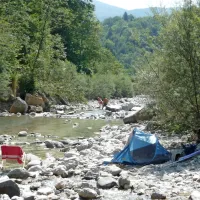 Številni kopalci ob Nadiži preživljajo kar cele dneve. 