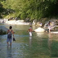 Brodenje po prijetno topli reki, ki ima v teh dneh okoli 24 stopinj Celzija,  in skakanje v tolmune je nepozabno doživetje.