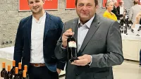 Belokranjec Jožef Prus (desno) je spet najtrofejnejši vinar na 
radgonskem ocenjevanju. 