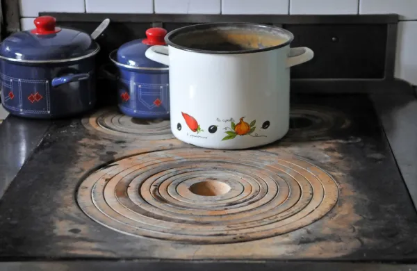 Zaradi nižjega DDV bi se morala poceniti tudi drva, vendar ni gotovo, da 
se to znižanje ne bo prelilo v višje marže trgovcev z lesom.  