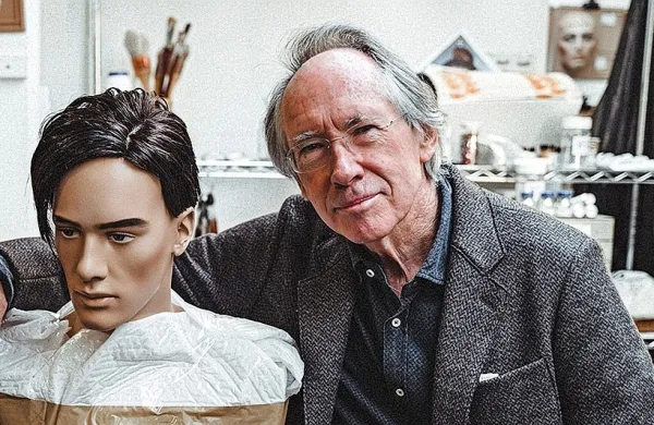  Ian McEwan je v domačem Londonu obiskal delavnico Adel 
Rootstein Display Mannequins, kjer so izdelali človeku podobnega 
robota za naslovnico romana.