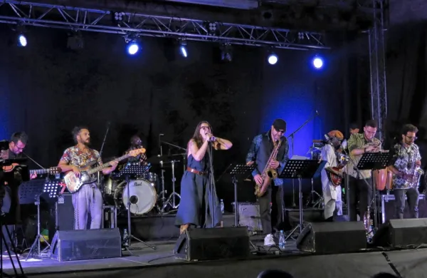 Desetčlanski orkester Radiomondo je v Kopru postregel z zvočnim potovanjem po več celinah s potnim listom glasbe.