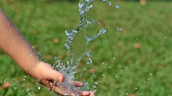 Za prehransko varnost si gresta voda in pridelava hrane z roko v 
roki, torej je za obe mesto v najvišjih družbenih dogovorih.