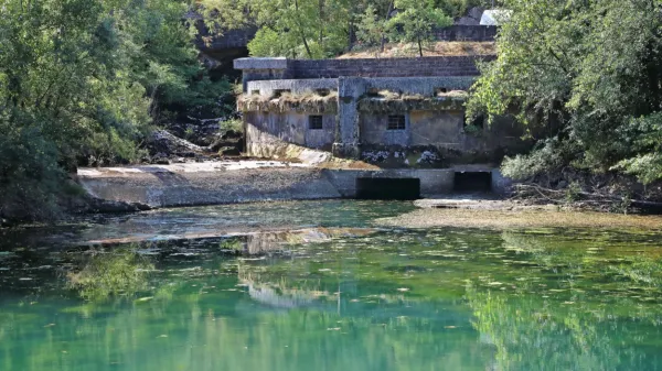 Izvir Rižane je bil prejšnji teden pojenjajoča mlakuža brez dotoka 
vode.