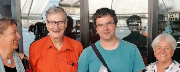 Lučko Lešnik, Zorana Hudalesa, Petra Grbca in Ireno Batista (z leve) povezuje navdušenje nad esperantom.