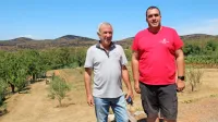 Erik Spačal (desno) s predsednikom Krajevne skupnosti Kostanjevica na Krasu Žarkom Trbižanom 