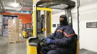 Medtem ko zunaj sonce “kuri”,  delajo skladiščniki v hladilnici 
podjetja Incom v bundah, rokavicah in kapah pri - 25 stopinjah 
Celzija. 