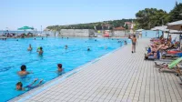 Omejitve pri porabi  pitne vode ne vplivajo na bazene v Adrii  - tako v notranjem kot v zunanjem bazenu je morska voda. Sicer so v podjetju 
sprejeli vrsti ukrepov za  čim bolj varčno rabo vode. 