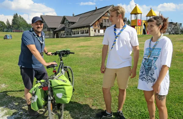 Vodja taborniškega zleta z več kot tisoč taborniki Domen Uršič 
(levo) pri usklajevanju organizacijskih podrobnosti s prostovoljcema.