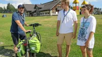 Vodja taborniškega zleta z več kot tisoč taborniki Domen Uršič 
(levo) pri usklajevanju organizacijskih podrobnosti s prostovoljcema.