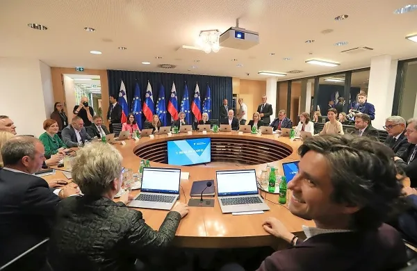 Vlada Roberta Goloba je ohranila višino plačnih razredov, ki so bili za ministre in tudi za državne sekretarje določeni v mandatu prejšnje 
vlade. 