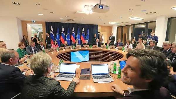 Vlada Roberta Goloba je ohranila višino plačnih razredov, ki so bili za ministre in tudi za državne sekretarje določeni v mandatu prejšnje 
vlade. 