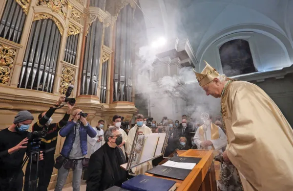 Škof Jurij Bizjak lani ob blagoslovu novih orgel v koprski 
stolnici. 