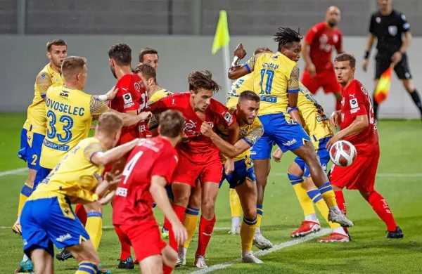 Pod švicarskimi vršaci sta si obe ekipi zelo želeli uspeha, ki se je 
nazadnje nasmehnil gostiteljem iz Lihtenštajna.