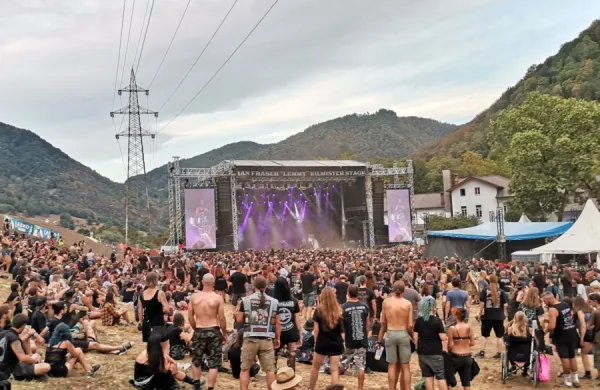 Kljub spremembam v festivalski infrastrukturi je Metaldays v Tolmin ponovno privabil večtisočglavo množico.