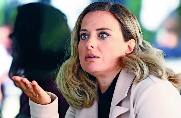 Irena Svetek junake uspešnice Rdeča kapica v novi kriminalki Beli 
volk pošlje na teren - v Belo krajino. 