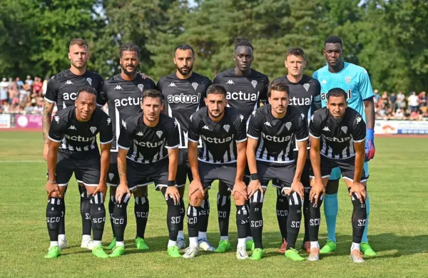 Miha Blažič (zgoraj, prvi z leve)  v dresu Angersa začenja svojo prvo 
sezono v Franciji.  