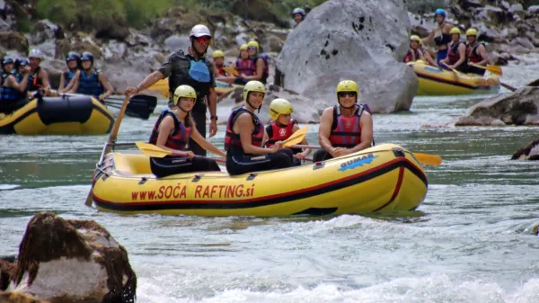 Nizek vodostaj Soče je še največja težava za vodiče, saj imajo manj 
manevrskega prostora. Turistov pa očitno ne moti, čeprav gre vse 
počasneje.  