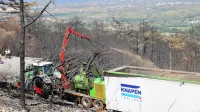 Na največjem slovenskem požarišču vseh časov te dni brnijo stroji 
za izdelavo sekancev, ki v eni uri izdelajo 90 kubičnih metrov 
sekancev.