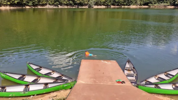 Od začetka julija se je po jezeru Mola mogoče popeljati tudi z 
najetim čolničkom.  