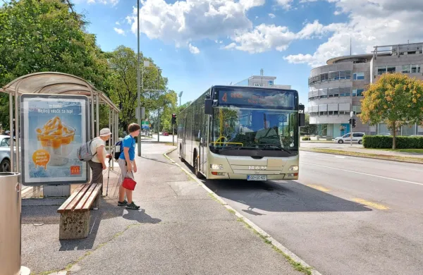 Mestni avtobusi že dve leti ne vozijo v Gorico. Morda bodo spet 
jeseni. Medtem pa se premlevajo ideje o enotnem  mestnem 
prometu obeh  Goric in Šempetra. 