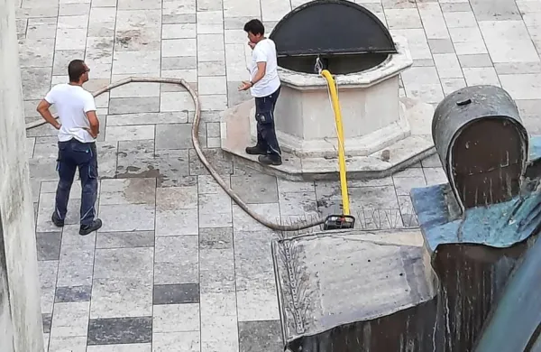 V vodnjaku na Trgu 1. maja v Piranu se je zbralo 400 kubičnih  
metrov deževnice. 